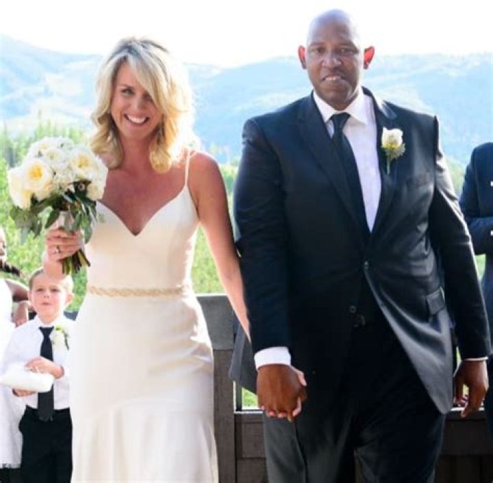 
Is Popeye Jones Married to Wife? Or is he dating a girlfriend? Kids. 
