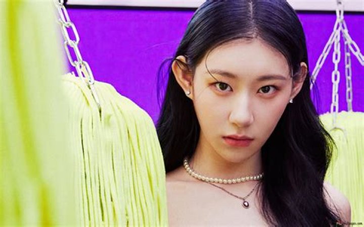 
ITZY’s Chaeryeong was seen crying and clutching her stomach, assures fans she’s okay 